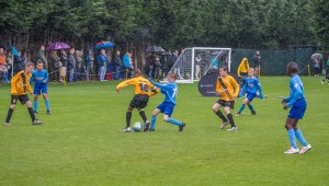 Kane battles in Midfield for possesion.